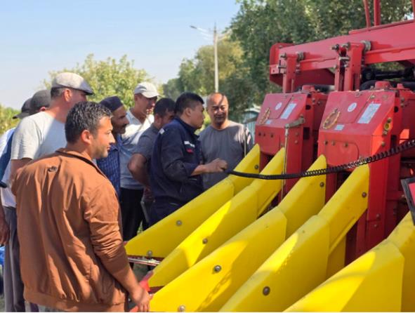 “中农机”采棉机与青饲机成功出口乌兹别克斯坦